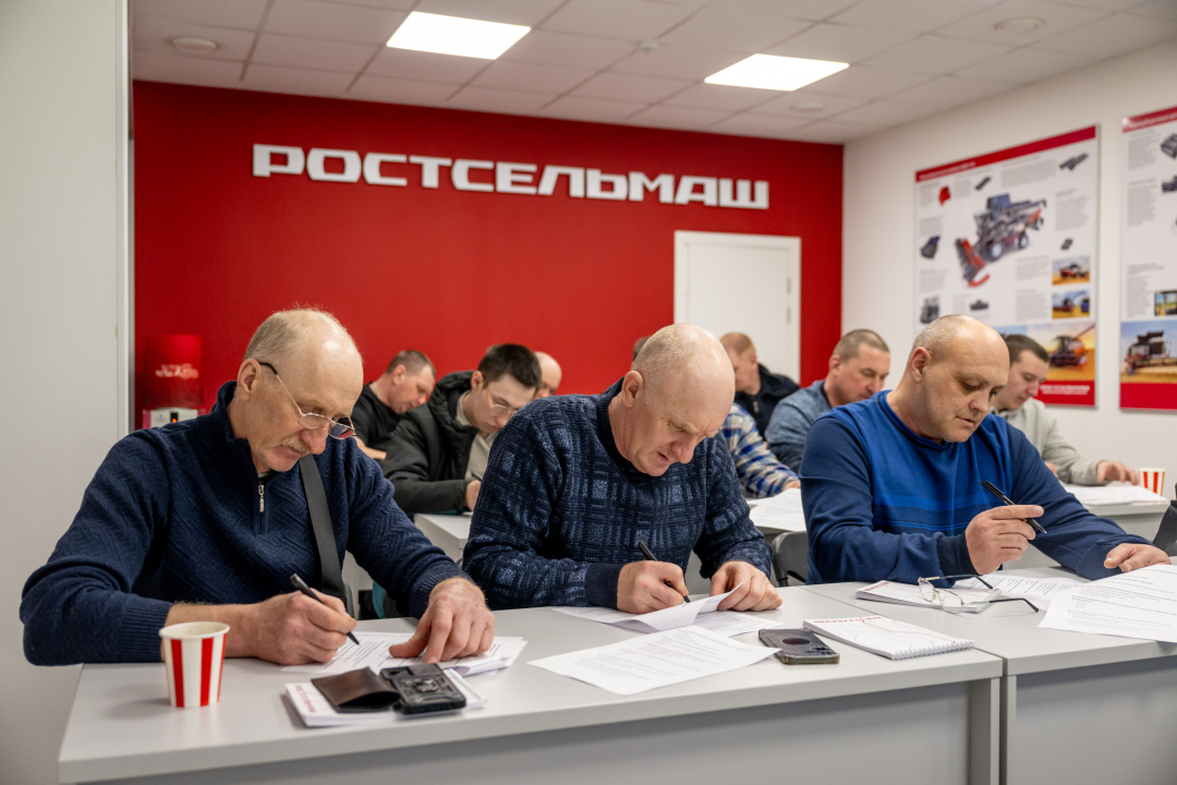 «Могу уже хоть завтра выходить в поле»: почему опытные механизаторы снова садятся за парту